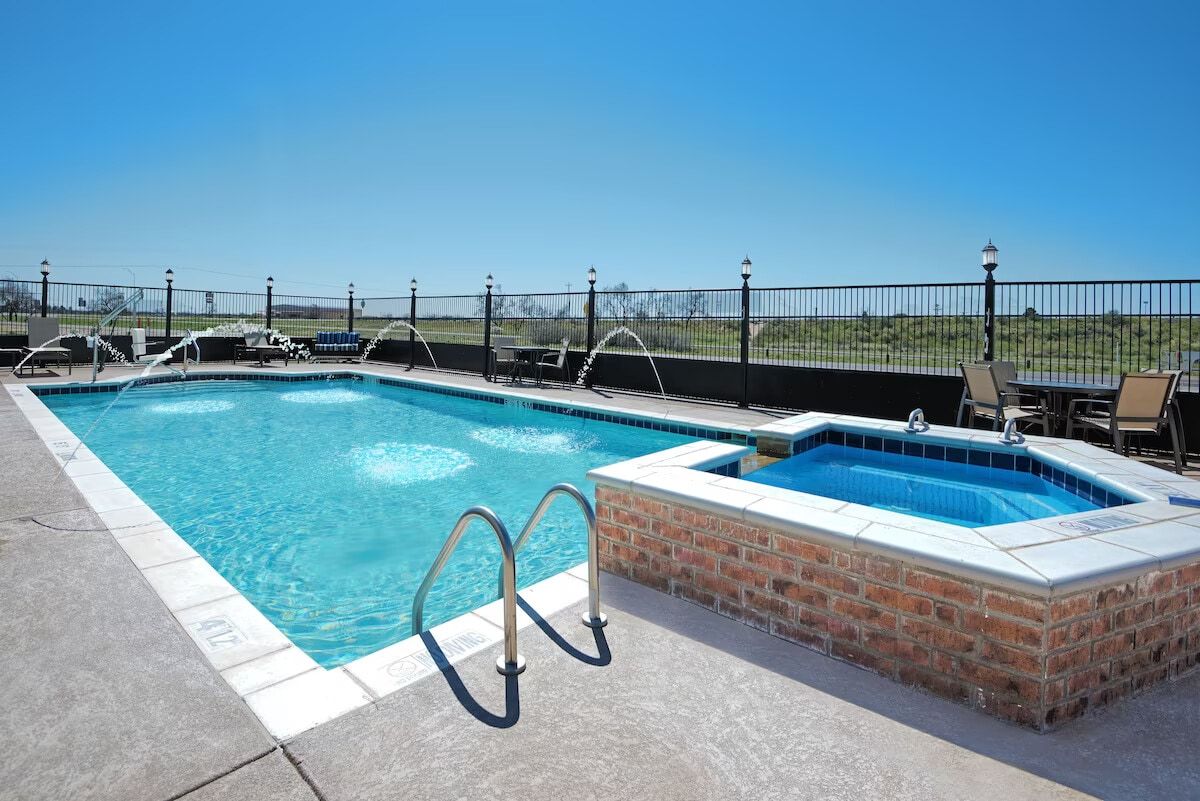 Monahans King Studio breakfast, pool, gym image 1