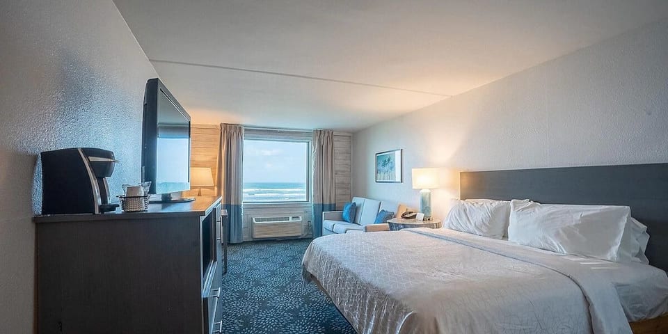 Island Oasis King Suite-Pool, Gym & Beach image 1
