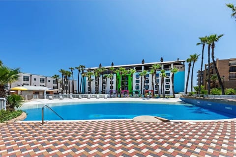Island Oasis King Suite-Pool, Gym & Beach image 2