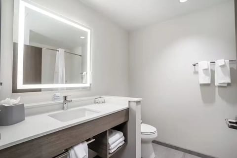Marion Airport 2 Queen Std | Breakfast, Gym & Pool