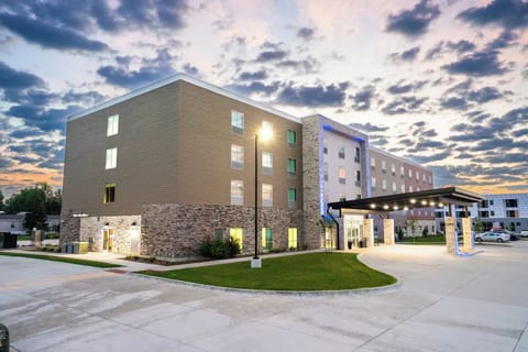 Marion Airport King Studio | Breakfast Gym & Pool