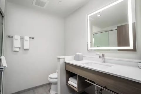 Marion Airport King Studio | Breakfast Gym & Pool