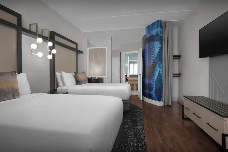 Tapestry Park 2 Double Suite | Resort Pool & Gym image 1