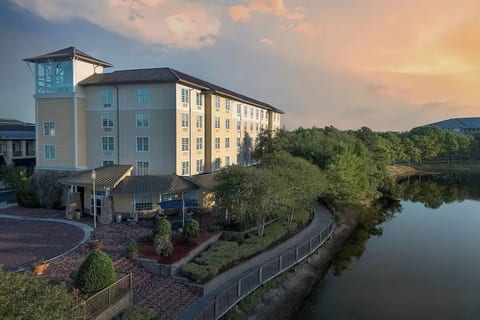 Tapestry Park 2 Double Suite | Resort Pool & Gym image 5