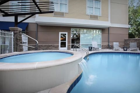 Tapestry Park King Suite | Resort Pool & Gym image 5