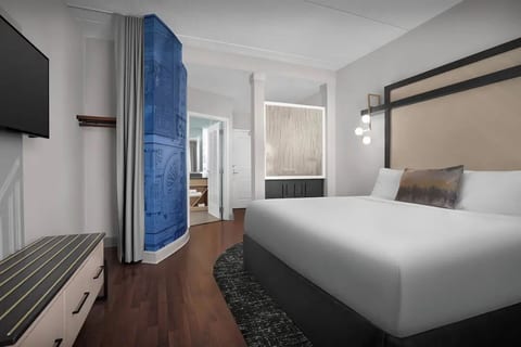Tapestry Park King Suite | Resort Pool & Gym image 1