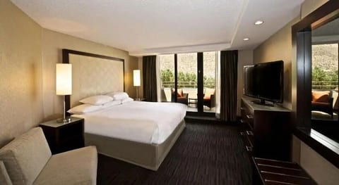 Palm Springs King Room with Pool & Gym image 2