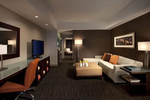 Palm Springs King Room with Pool & Gym image 4