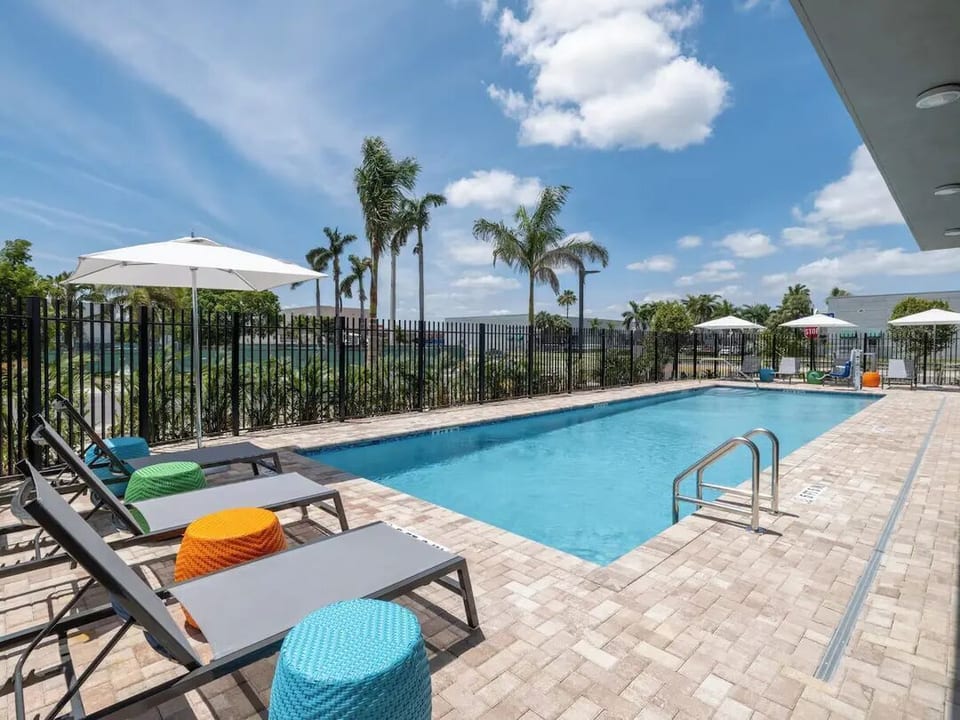 Miami Intl Airport King Studio with Gym & Pool image 1