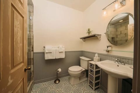 Vintage Hill Haven Queen Studio with Pool image 2