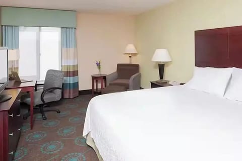 SBN Intl Airport King Studio with Breakfast & Gym image 5