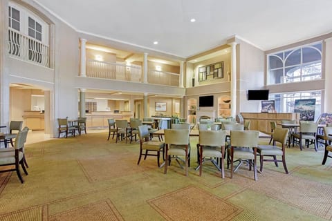 WonderWorks 1 King Studio w/breakfast, gym, pool image 4