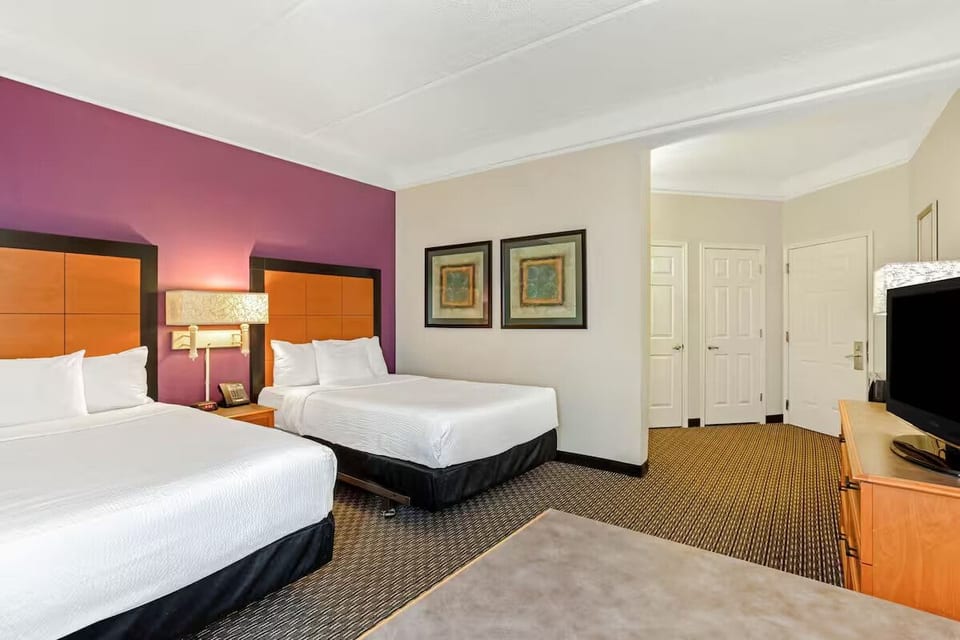 WonderWorks 2 Double Studio w/breakfast, gym, pool image 1