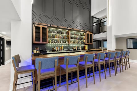Jersey Shore 2 Queen Suite | Bar, Pool & Gym image 3