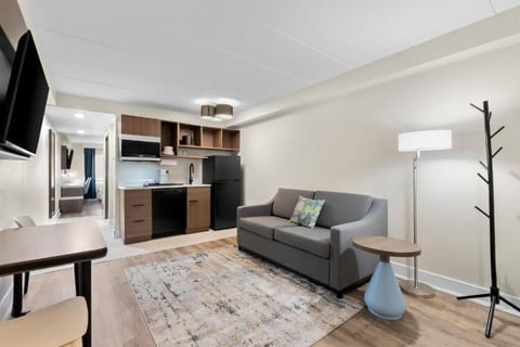 Jersey Shore 2 Queen Suite | Bar, Pool & Gym image 2