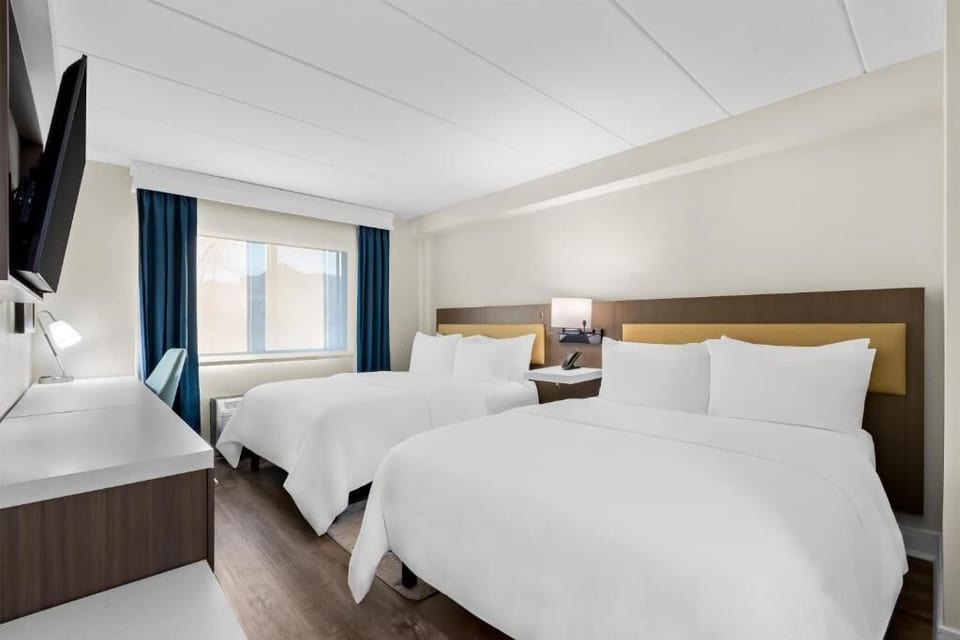 Jersey Shore 2 Queen Suite | Bar, Pool & Gym image 1