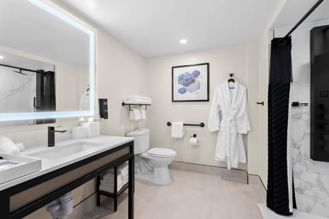 Jersey Shore Queen Studio | Bar, Pool & Gym image 2