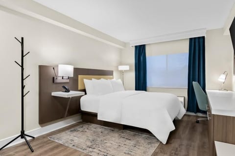 Jersey Shore Queen Studio | Bar, Pool & Gym image 1