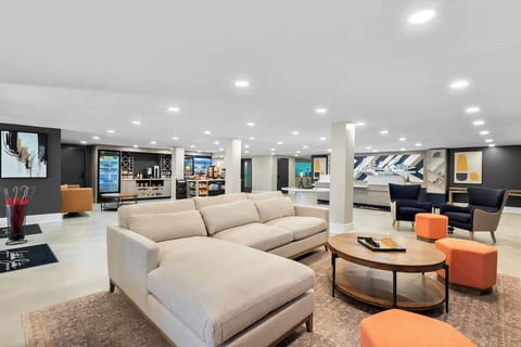 Jersey Shore Queen Studio | Bar, Pool & Gym image 4
