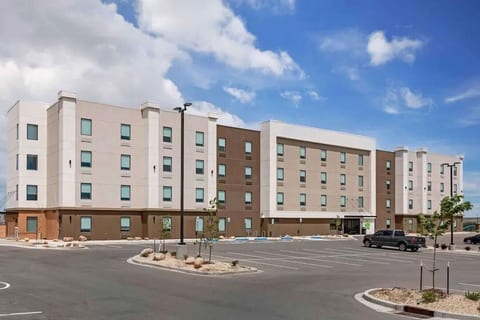 Pueblo Double Queen Studio | Free Breakfast & Gym image 2