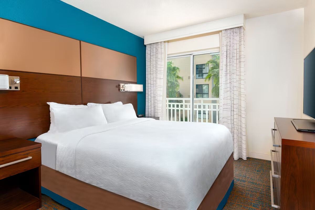 Urban Oasis: 2BR Suite with Gym, Pool & Breakfast image 1