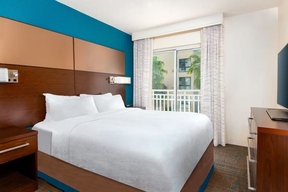 Urban Oasis: 2BR Suite with Gym, Pool & Breakfast image 1