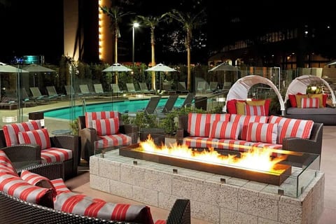 LAX Century 2 Queen Studio | Breakfast, Pool & Gym image 1