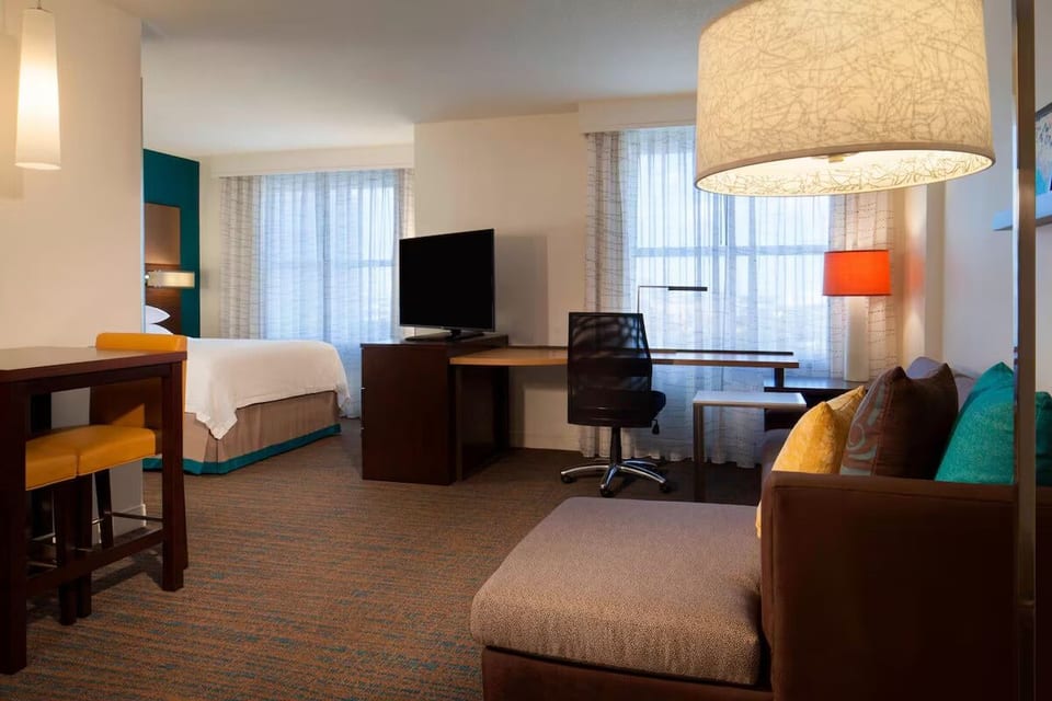 Urban Oasis: Queen Suite with Gym, Pool & Breakfast image 1