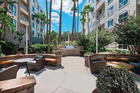 Urban Oasis: Queen Suite with Gym, Pool & Breakfast image 2