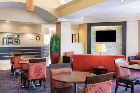 Evansville East Queen Suite with Breakfast, Pool, and Gym image 4