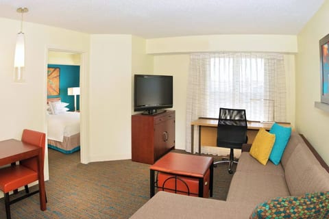 Evansville East Queen Suite with Breakfast, Pool, and Gym image 2