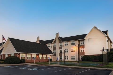 Evansville East Queen Suite with Breakfast, Pool, and Gym image 5