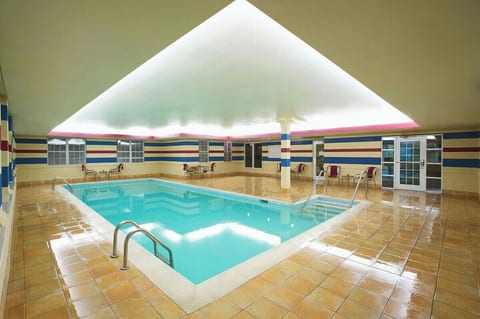 Evansville East Queen Studio Breakfast, pool, gym