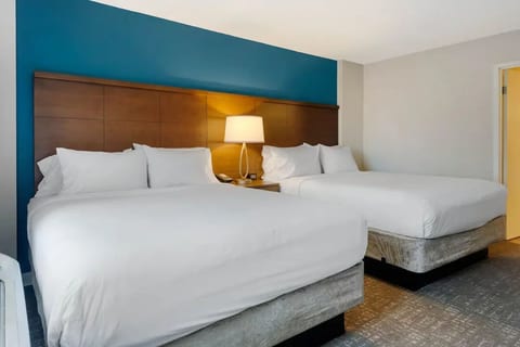 Disney 2BR Suite | Free Shuttle, Pool & Breakfast