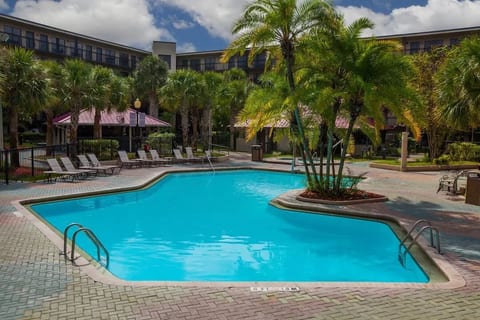 Disney 1BR Suite | Free Shuttle, Pool & Breakfast