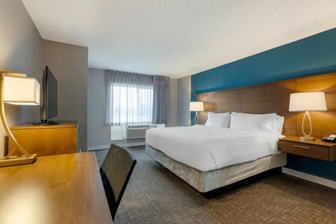 Disney 1BR Suite | Free Shuttle, Pool & Breakfast