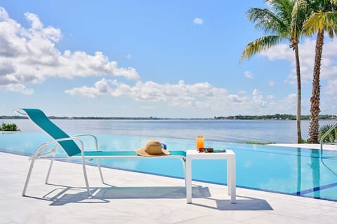 Sandpiper Bay 2BR King Ste | Breakfast, Pool & Gym image 3