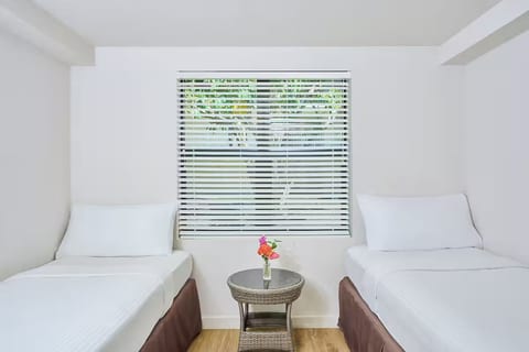 Sandpiper Bay 2BR King Ste | Breakfast, Pool & Gym image 4