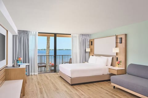 Sandpiper Bay King Room | Breakfast, Pool & Gym image 2