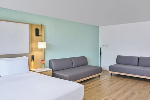 Sandpiper Bay King Room | Breakfast, Pool & Gym image 4