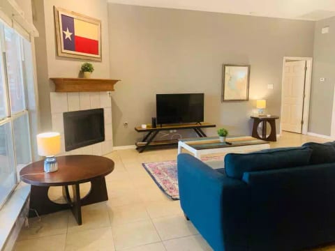 Amazing House North of Austin : Shopping+King Bed