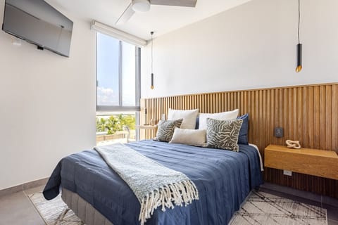 Queen Bed with high-quality linens and a cozy duvet for restful nights.
Ensuite Bathroom Access,Ample spacious closet and hangers,Smart TV, minimalist Work-Friendly Desk, Blackout Curtains, Air Conditioning & Heating, Full-Length Mirror,Wi-Fi.