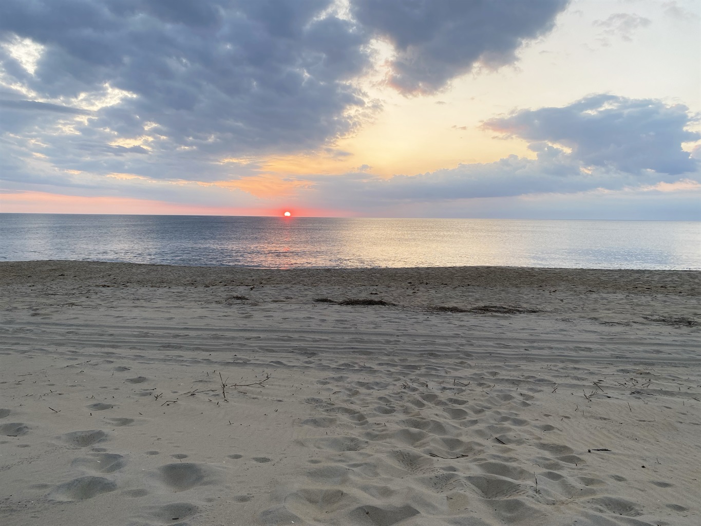 Gorgeous sunrises. Ye Scurvy Sea Dog located in Nags Head. Gorgeous sunrises. Ye Scurvy Sea Dog located in Nags Head. - Ye Scurvy Sea Dog - Nags Head