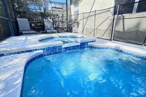 4 Bed nr. Parks with private spa/pool & pool table