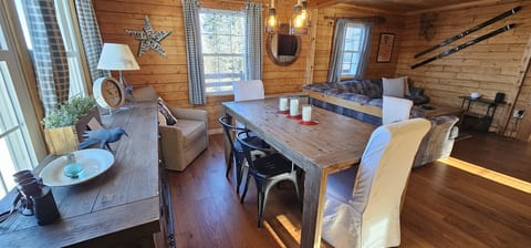 Cozy and Inviting Dining Area