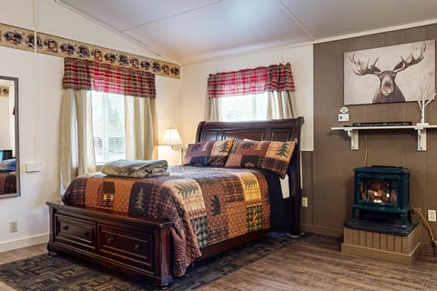 Queen Bed w/ Fireplace
