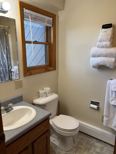 Clean and well-appointed bathroom with fresh towels, complimentary toiletries, and all the essentials for a comfortable stay.
