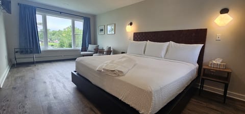 King Bed- Mountain and Lake Views