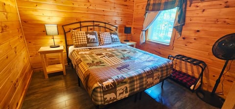 Bedroom 1- Queen Bed