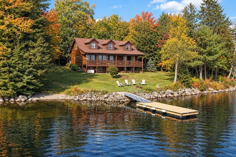 Pamoola Lodge - Autumn Lakeside Cabin Retreat